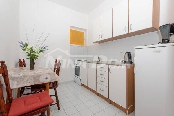 Apartmánový dom s peknou a veľkou záhradou 80 metrov od mora - 7