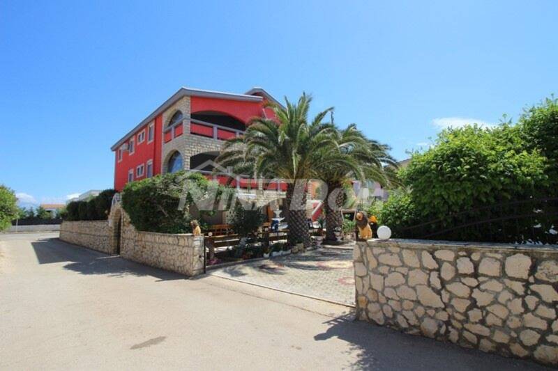 Property with large garden, south side 275 meters to the sea. - 3