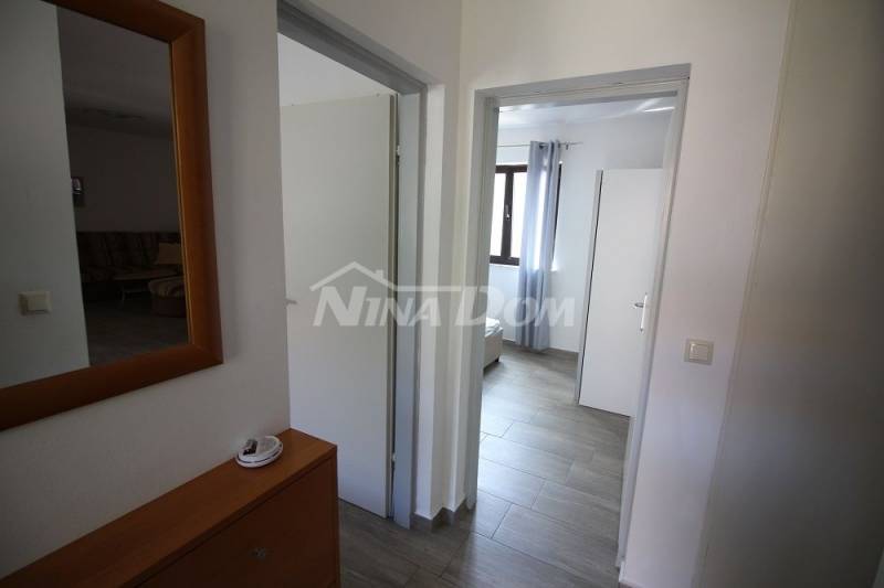 Južná strana ostrova Vir, apartmánový dom s krásnou záhradou. - 13