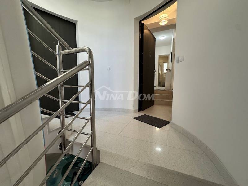 ZĽAVNENÉ! Zariadený apartmán v Kožine, 30 m od mora, 2 parkovacie miesta - 3