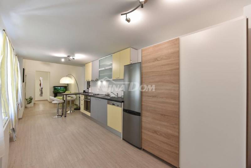 Peninsula of three bedrooms with shared kitchen - 1