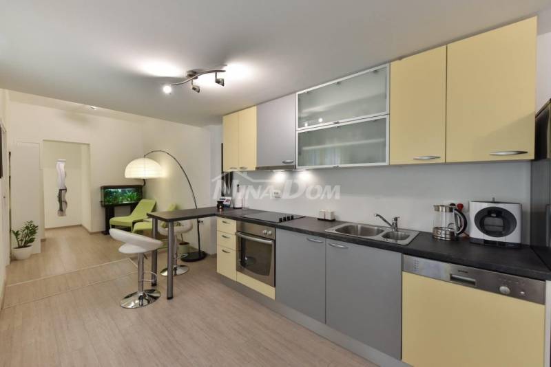Peninsula of three bedrooms with shared kitchen - 2