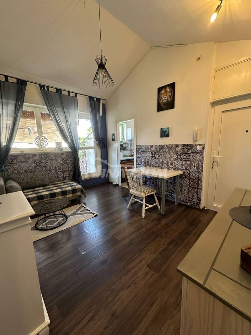 Zariadený byt 41,53 m² – 5. poschodie, balkón, výťah - 1