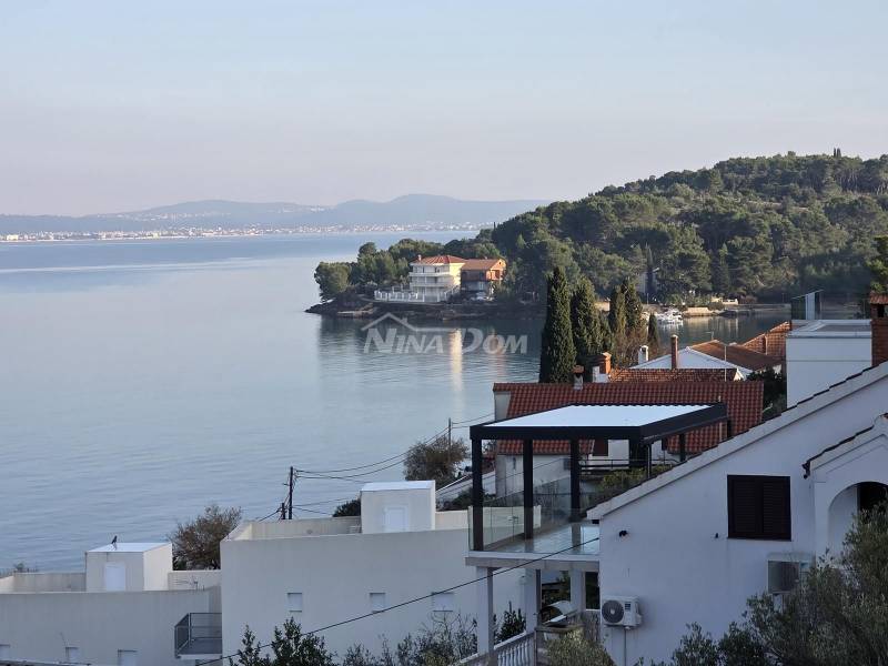 Kali kuća sa tri odvojena stana i panoramskim pogledom - 13