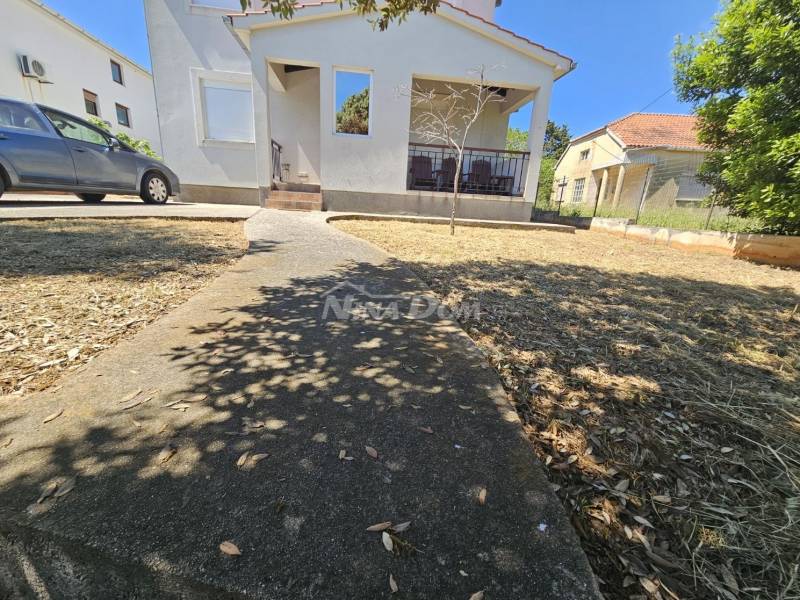 Dom na Ugljane v centre mesta, pokojná a tichá lokalita - 1