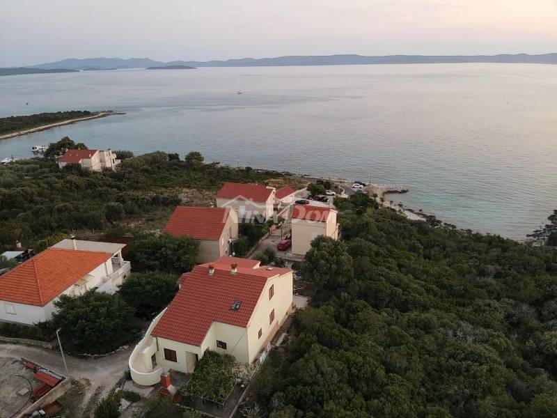 Otok Ugljan Guduće drugi red od mora - 3