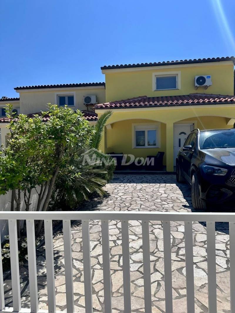 Close to the sea and beach, terraced house with a beautiful garden - 3