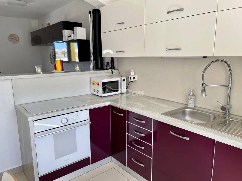 Close to the sea and beach, terraced house with a beautiful garden - 9