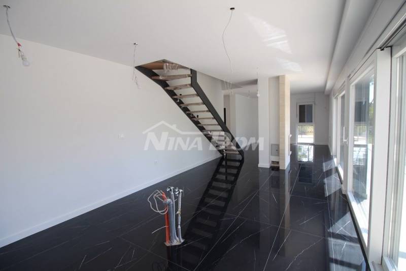 Seaside property with swimming pool and landscaped garden. - 9