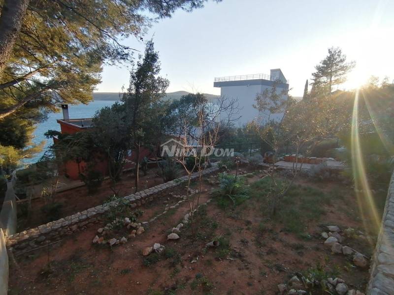 A house with a beautiful garden and a garage. RIGHT NEXT TO THE BEACH ! Ownership - 13