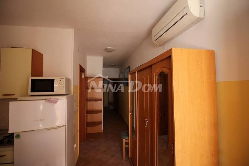 Dvojdom s dvoma krásnymi samostatnými apartmánmi 50 metrov od mora. - 12