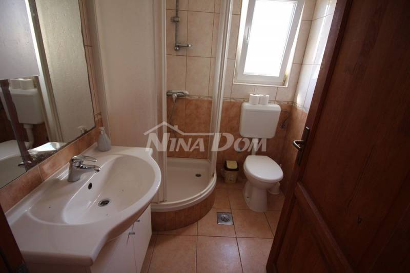 Dvojdom s dvoma krásnymi samostatnými apartmánmi 50 metrov od mora. - 14