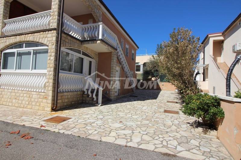 Kuća dvojnica s dva lijepa odvojena apartmana 50 metara do mora. - 4