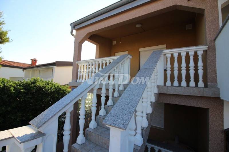 Close to the beach, semi-detached house with two apartments. - 10