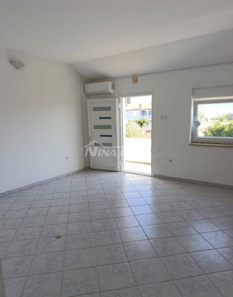 South side, semi-detached house with three apartments and a garden (water supply and sewage system) - 8