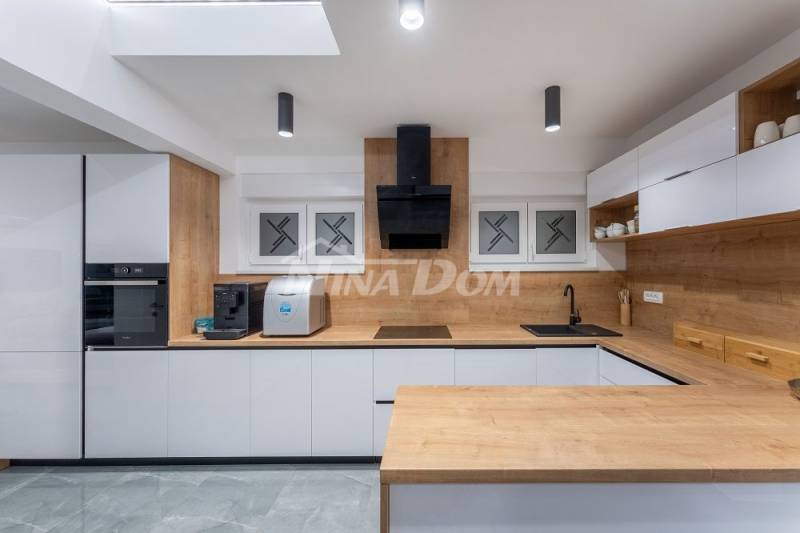 Luxusná vila 1 rad k moru - 13