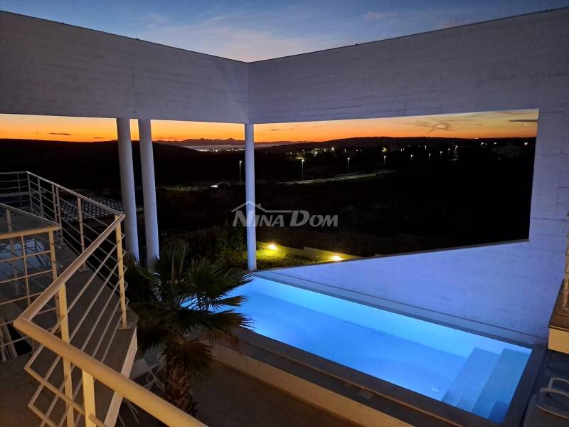 Atraktivní vila s panoramatickým výhledem - 2