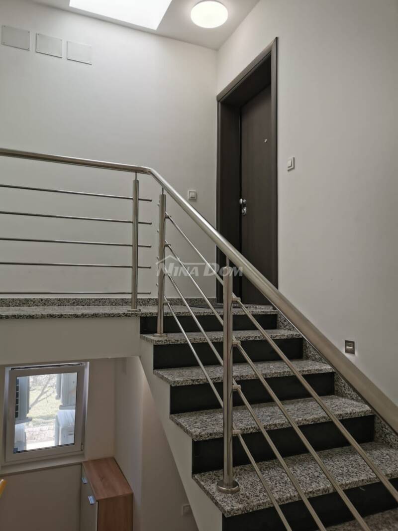 Luxury apartment with sea view, 2nd floor, center of the island of Vir - 3