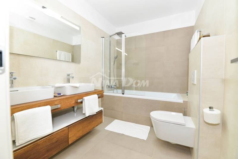 Luxury residence with swimming pools, tennis court and auxiliary building - 5