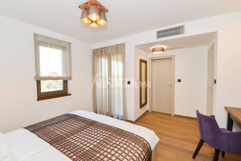 Luxury residence with swimming pools, tennis court and auxiliary building - 6