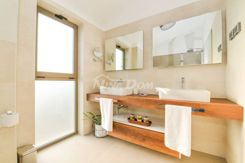 Luxury residence with swimming pools, tennis court and auxiliary building - 7