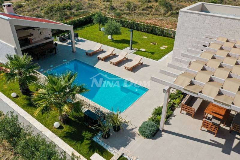 Luxury residence with swimming pools, tennis court and auxiliary building - 8