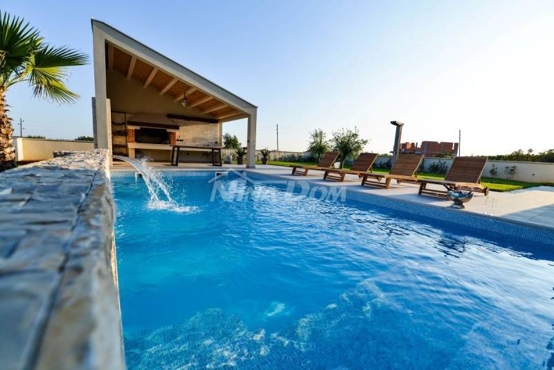 Luxury residence with swimming pools, tennis court and auxiliary building - 10