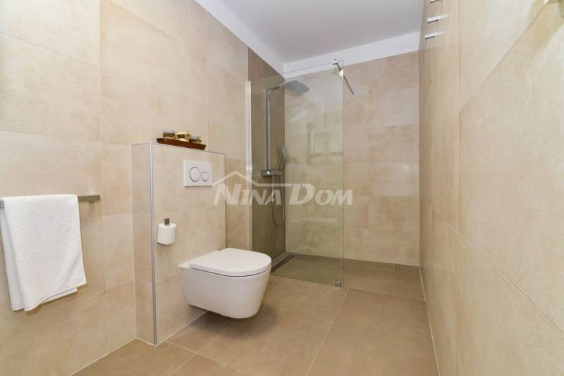 Luxury residence with swimming pools, tennis court and auxiliary building - 11