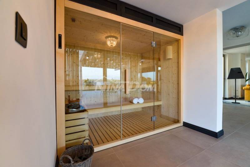 Luxury residence with swimming pools, tennis court and auxiliary building - 12