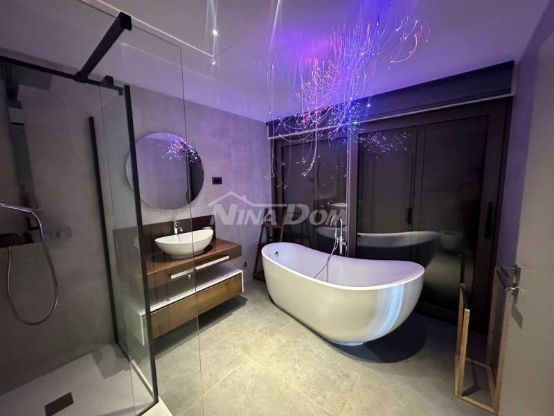 Luxury residence with swimming pools, tennis court and auxiliary building - 13