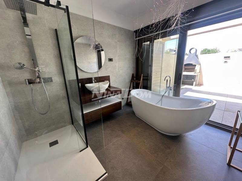 Luxury residence with swimming pools, tennis court and auxiliary building - 14
