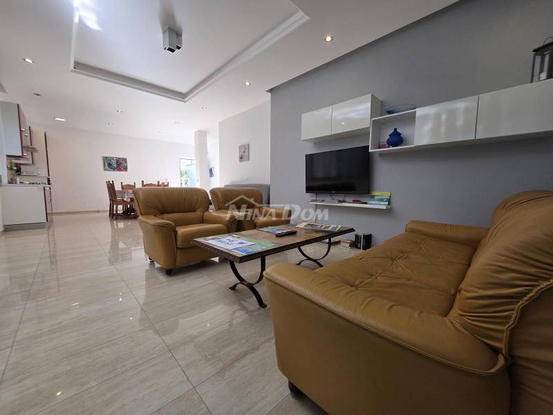 Luxusný dom Brodarica s dvoma samostatnými apartmánmi a pomocnou budovou - 7