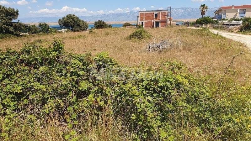 Poljoprivredno zemljište u naseljenoj ulici , graniči s kućama. - 4
