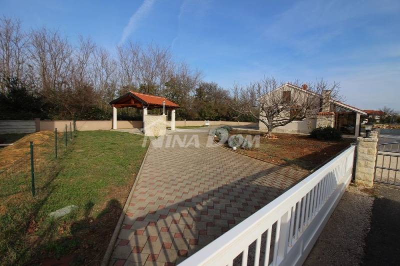 Obiteljska nekretnina s garažom i velikom okućnicom 180 m. do mora - 2