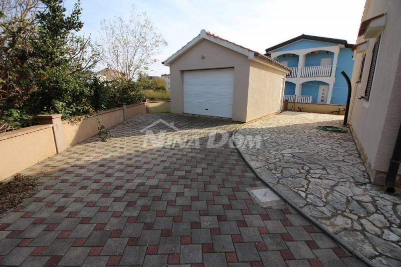 Obiteljska nekretnina s garažom i velikom okućnicom 180 m. do mora - 3