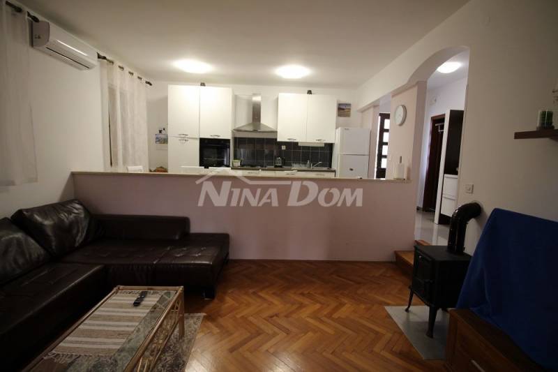 Obiteljska nekretnina s garažom i velikom okućnicom 180 m. do mora - 9