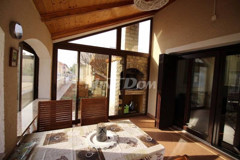 Obiteljska nekretnina s garažom i velikom okućnicom 180 m. do mora - 13