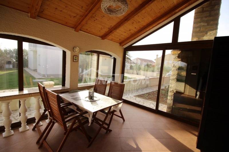 Obiteljska nekretnina s garažom i velikom okućnicom 180 m. do mora - 14