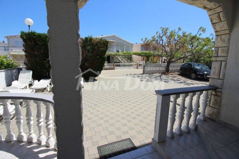 Nicely decorated property, with two apartments, garage with garden - 10
