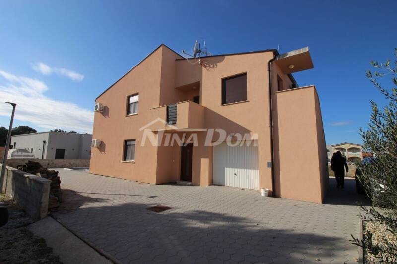 Family property with additional apartment, garage and swimming pool. - 2