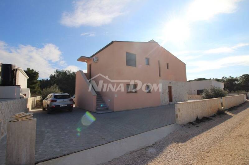 Family property with additional apartment, garage and swimming pool. - 3