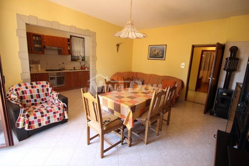 Centrum ostrova Vir, priestranná záhrada, dva trojizbové byty, garáž - 11