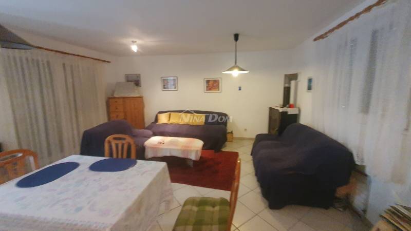 Rodinný dom s peknou záhradou a garážou - 9