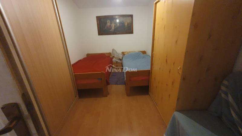 Rodinný dom s peknou záhradou a garážou - 12