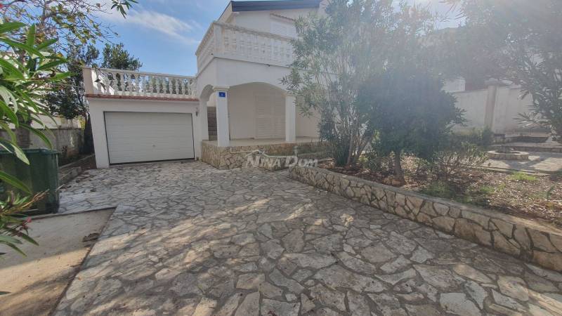 Family property with a nice yard and garage - 1