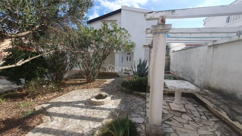 Family property with a nice yard and garage - 2