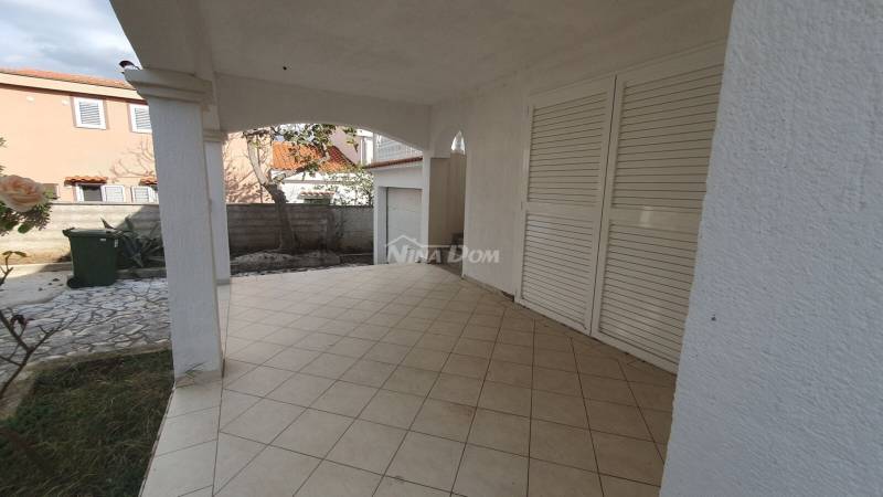 Family property with a nice yard and garage - 4