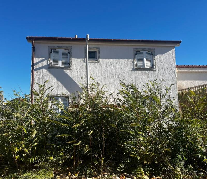 Rodinný dom s dvoma trojizbovými apartmánmi, blízko centra. - 3