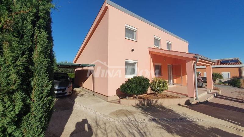 Single-storey house with gallery, garage and basement with a beautiful garden. - 2