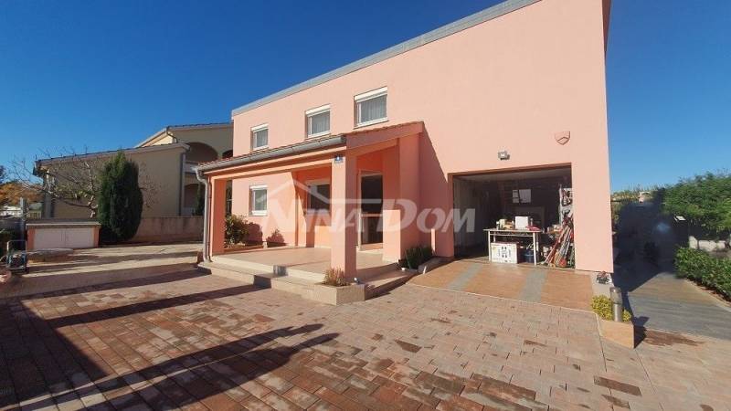 Single-storey house with gallery, garage and basement with a beautiful garden. - 3